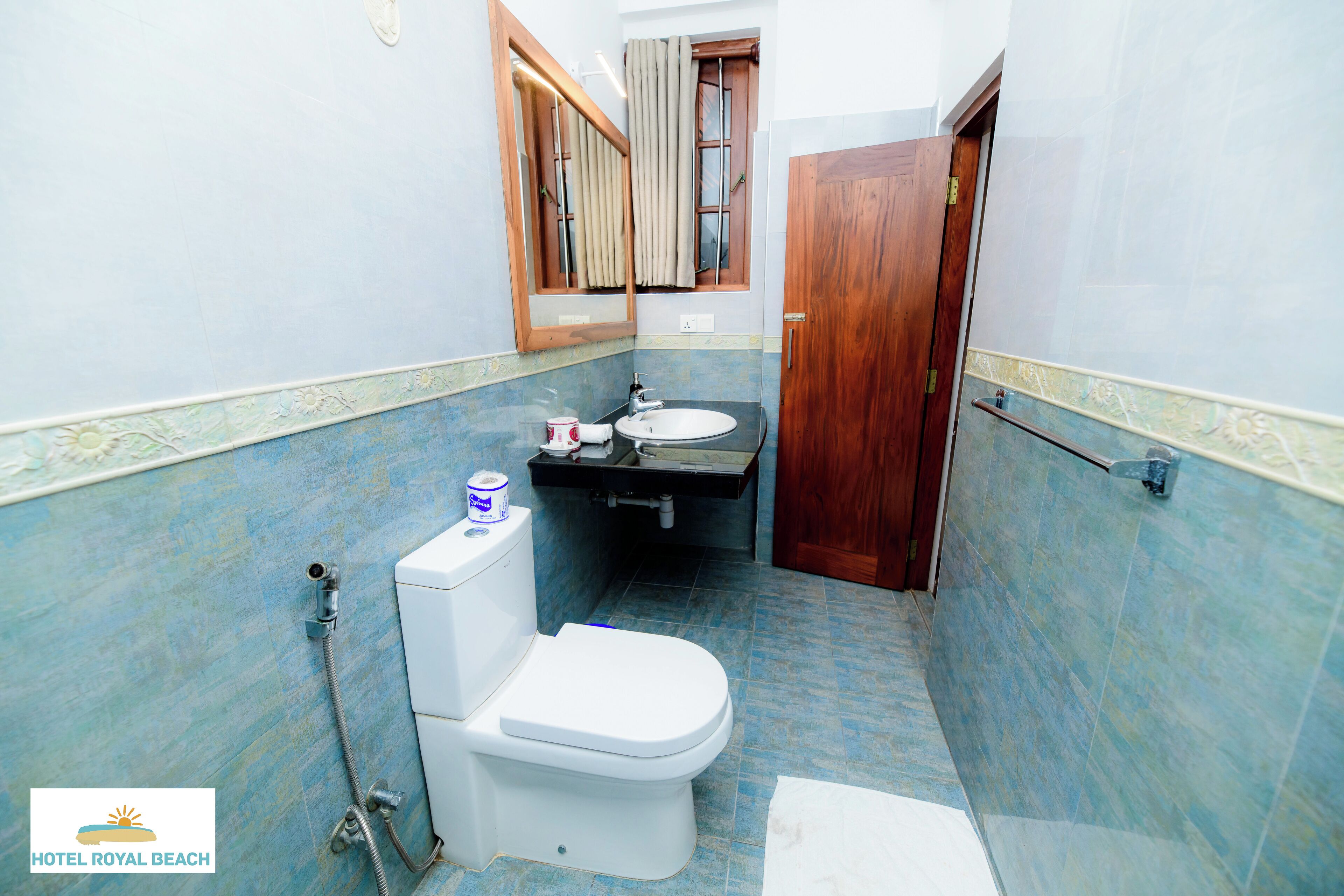 Une petite salle de bain avec des toilettes, un lavabo et une douche.