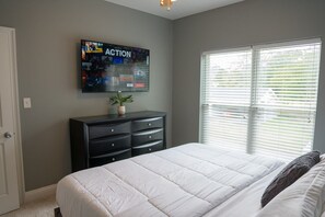 6 bedrooms, iron/ironing board, WiFi, bed sheets - Ultimate Group Stay · 2 Full Apts · 6BR · Parking (Moss Point)