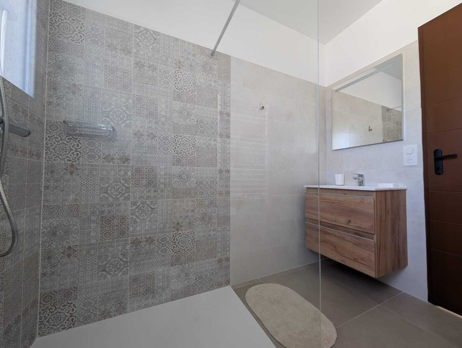 Douche, serviettes fournies
