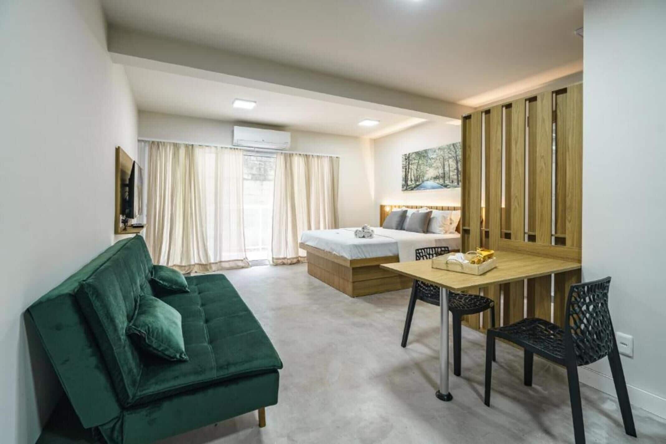 开间, 外廊 | 起居区 | 40-英寸智能电视（配备数码频道）