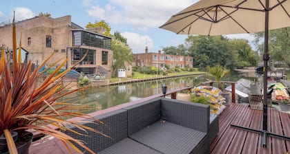 Central Cambridge Modern Solar Houseboat