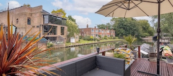 Central Cambridge Modern Solar Houseboat