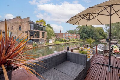 Central Cambridge Modern Solar Houseboat