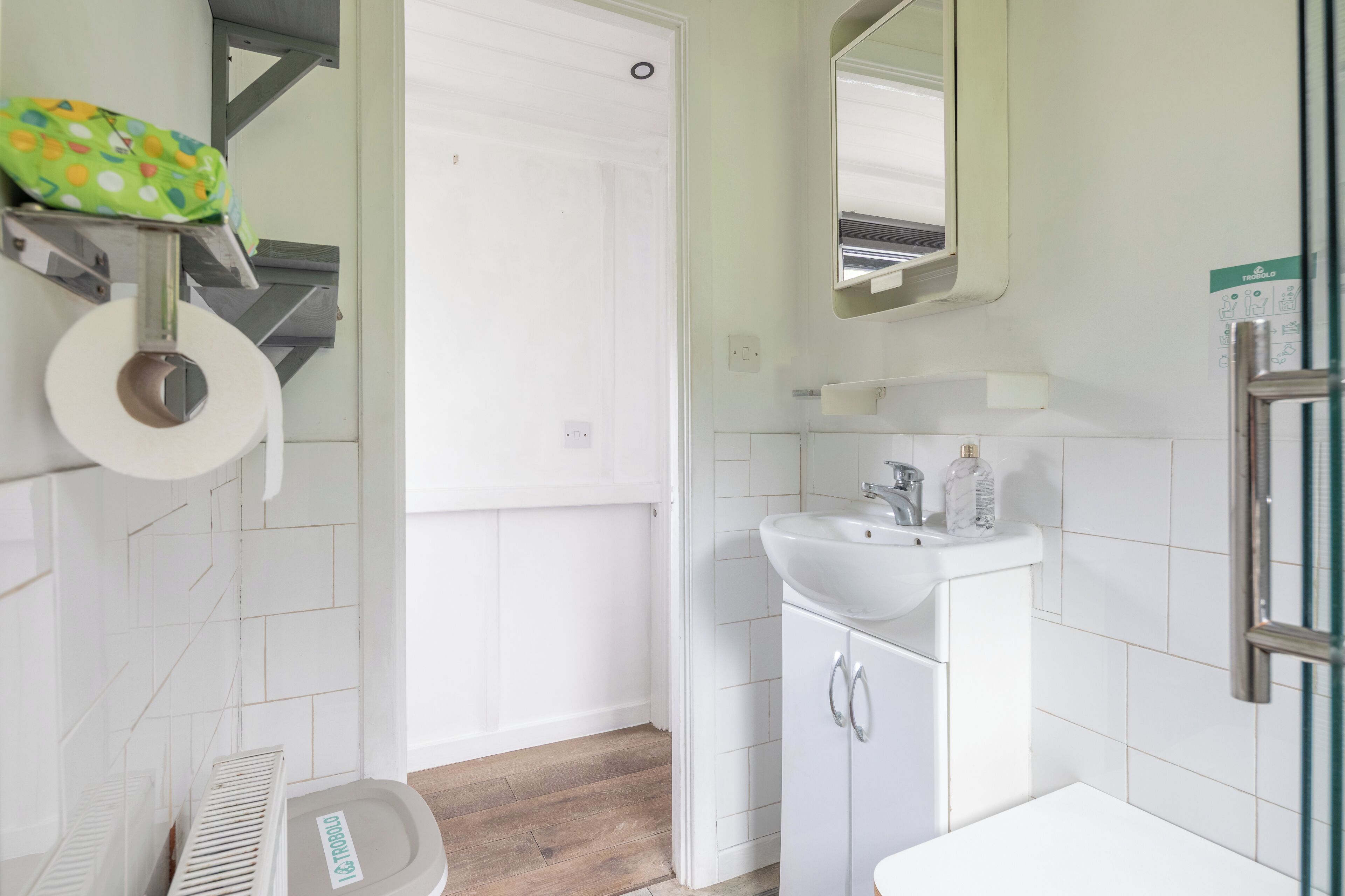 Ein Badezimmer mit Toilette, Waschbecken und Spiegel.