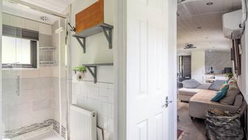 淋浴设施、吹风机、毛巾、肥皂