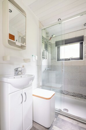 Douche, sèche-cheveux, serviettes fournies, savon