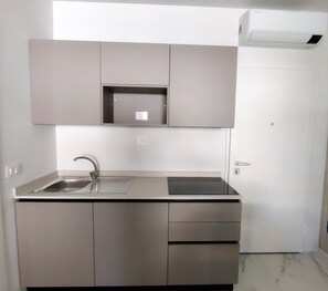 Kühlschrank, Mikrowelle, Herdplatte, Geschirrspüler