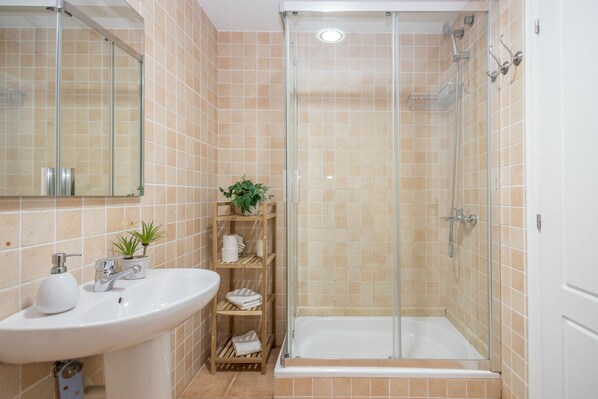 Douche, serviettes fournies