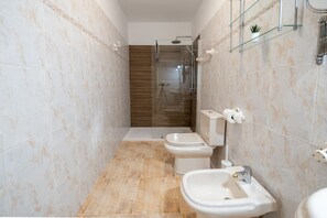 Een douche, een haardroger, handdoeken