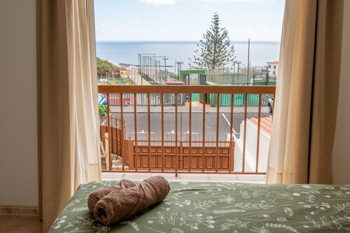 3BR Chalet Valley Moon-Seaviews, Terrace & Parking