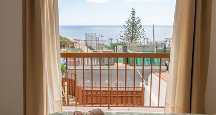 3BR Chalet Valley Moon-Seaviews, Terrace & Parking