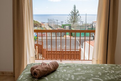 3BR Chalet Valley Moon-Seaviews, Terrace & Parking