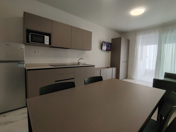 Fridge, microwave, stovetop, dishwasher