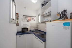 Fridge, microwave, coffee/tea maker, electric kettle