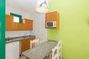 Refrigerador, microondas, cafetera/tetera, tetera/pava eléctrica