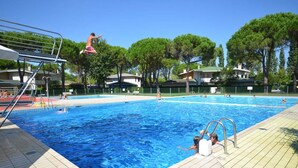 Ein Schwimmbecken mit Sprungbrett und Fliesenplattform.
