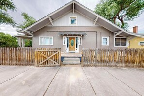 Exterior - Lovely Historic 2bd/1ba home across from park, AC (Albuquerque)