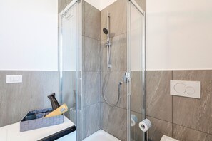 Ducha, secador de pelo, toallas, papel higiénico