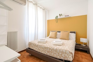 Caja fuerte, tabla de planchar con plancha, wifi gratis y ropa de cama