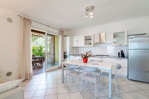 Frigorífico, horno, placa de cocina y lavavajillas