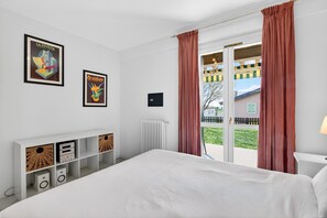 1 soveværelse, pengeskab på værelset, strygejern/strygebræt