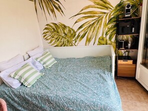 Free WiFi, bed sheets