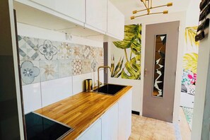 Fridge, microwave, stovetop, coffee/tea maker