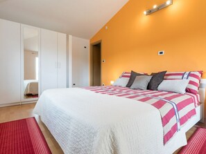Casa | 5 habitaciones, muebles diferentes y tabla de planchar con plancha