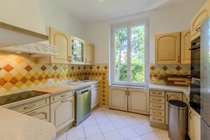 Microondas, horno, placa de cocina, lavavajillas
