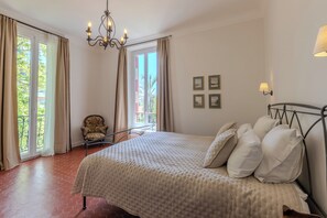 Tabla de planchar con plancha, wifi, ropa de cama