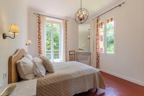 4 bedrooms, iron/ironing board, WiFi, bed sheets - NEW!! Stunning villa with private pool close to Antibes centre (antibes)