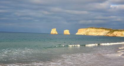 House in park on Urrugne corniche, swimming pool and tennis court, close to the ocean