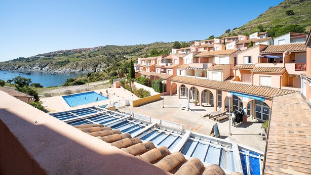A coastal hotel with multiple balconies overlooking the sea, a swimming pool, and terraced buildings. - Le Cap et la Mer - Vue Mer (Cerbere)