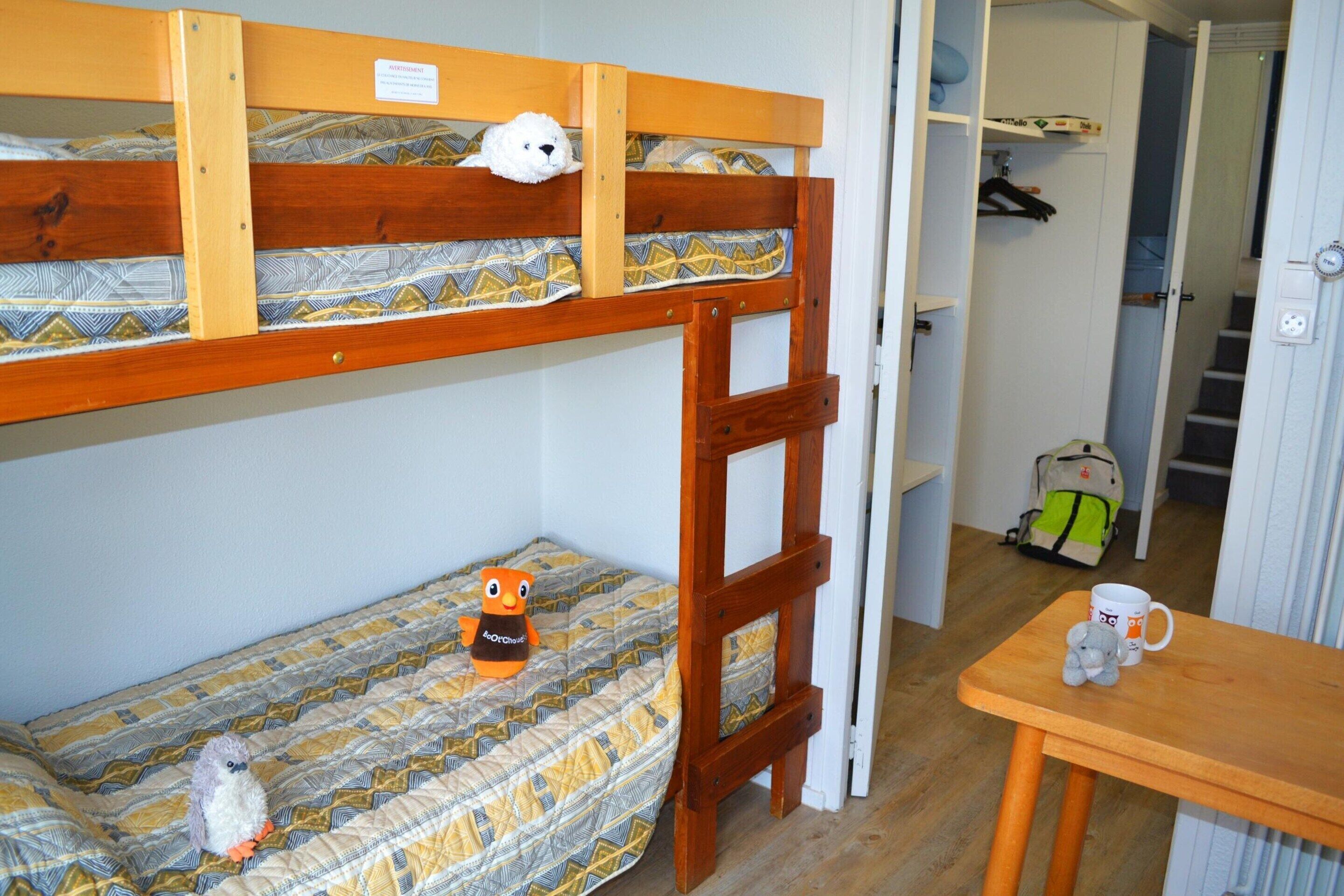 2 bedrooms, bed sheets