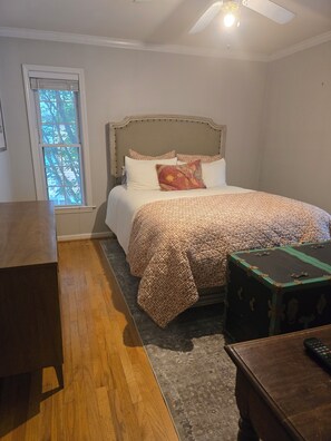 3 habitaciones, escritorio, tabla de planchar con plancha y wifi gratis 