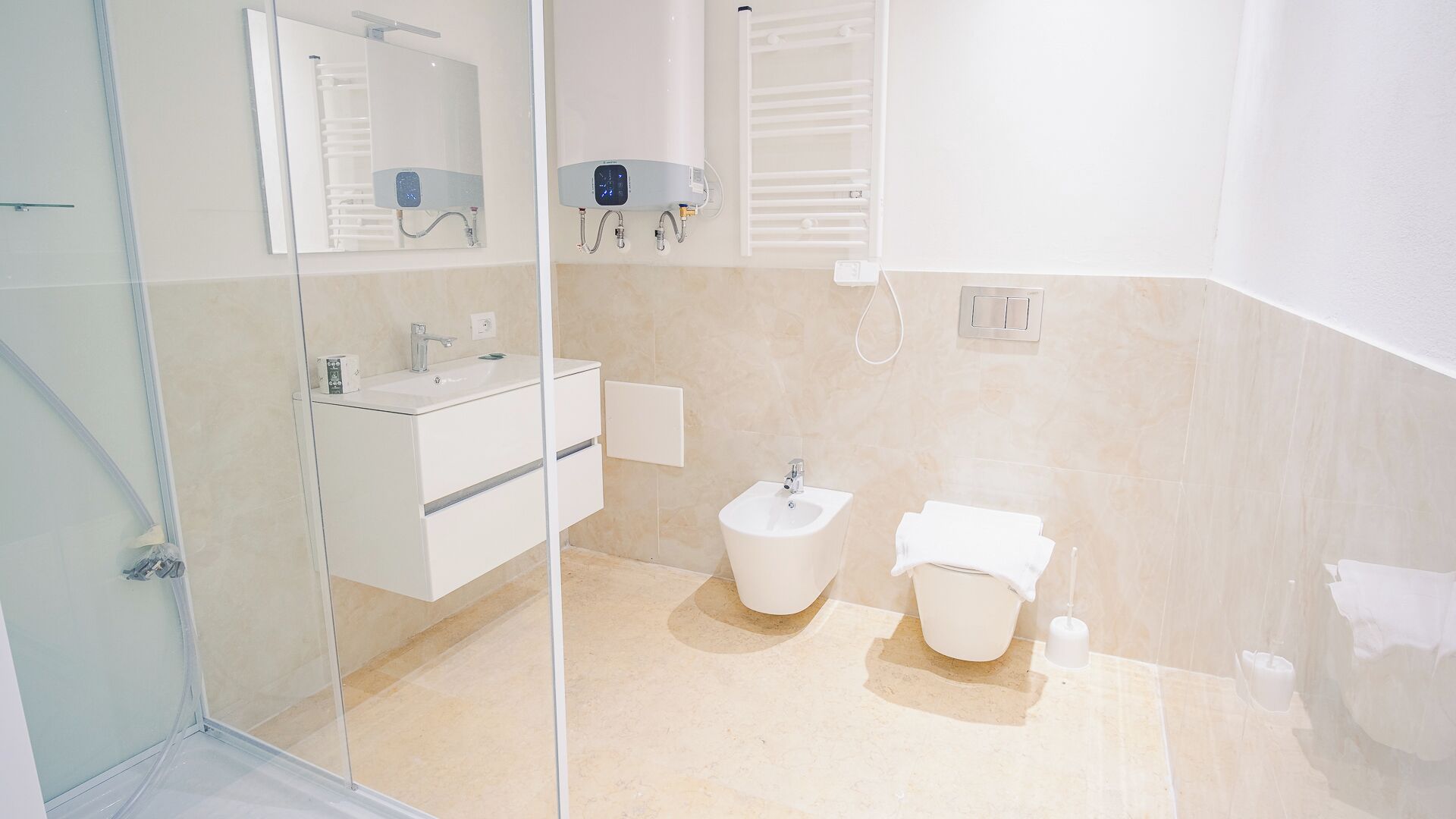 Douche, sèche-cheveux, bidet, serviettes fournies