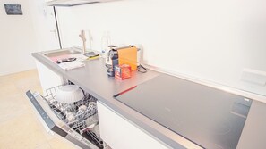 Fridge, oven, stovetop, dishwasher