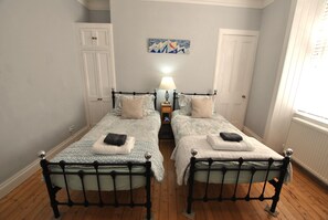 2 bedrooms, iron/ironing board, bed sheets