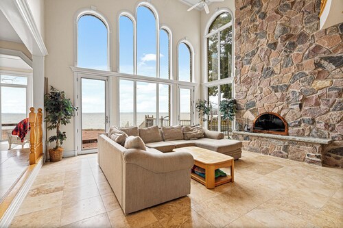 Beachfront Villa across Whisky Run Golf, 30 mins to  Niagara Falls