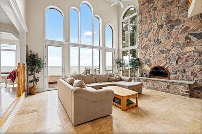 Beachfront Villa across Whisky Run Golf, 30 mins to  Niagara Falls