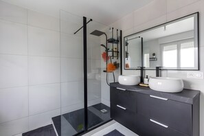 Bathroom - Suburban Retreat for Families & Friends (Le Mans)