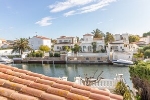 Exterior - Villa in Empuriabrava With Private Pool (Castello d'Empuries)