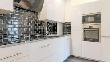 Appartement | Privékeuken | Een koelkast, een microgolfoven, een oven, een kookplaat