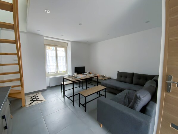 Apartment | Living area - Charming Apartment Close to the Circuit (Parigne-l'Eveque)