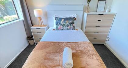 Room-your Cosy Sunny Cove Near Travis We