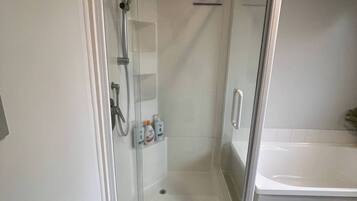 Dortoir Partagé, 1 chambre, vue jardin | Salle de bain