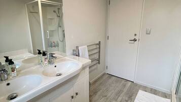 Asrama Umum, 1 kamar tidur, pemandangan kebun | Kamar mandi