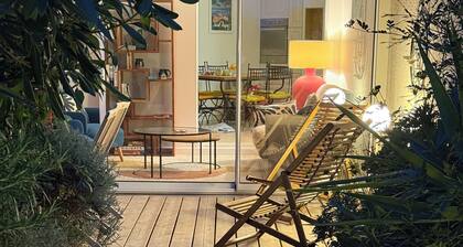 Appartement avec son jardinet et sa terrasse en bois Ă Cavalaire sur Mer !