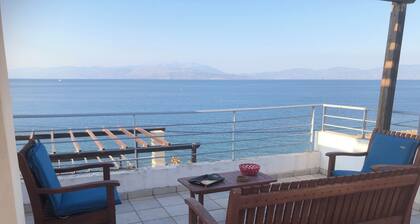 Seafront apartment with swimming pool. Breathtaking views!