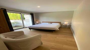 5 bedrooms, individually furnished, bed sheets